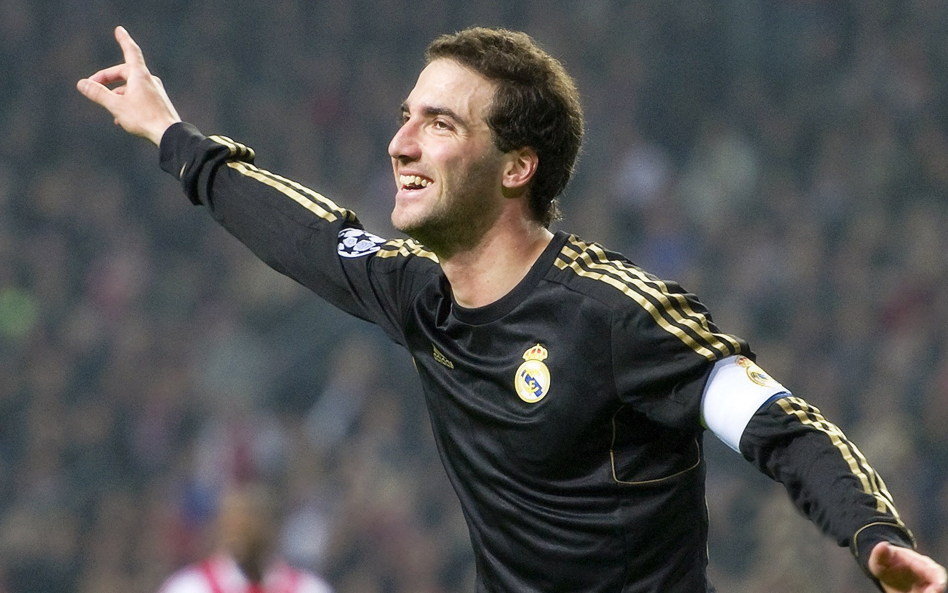 赛道上的戏剧性逆转，阿斯顿马丁绝杀红牛二队，维斯塔潘状态火热预示新赛季格局